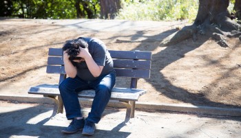 浮気調査を失敗し落ち込む男性